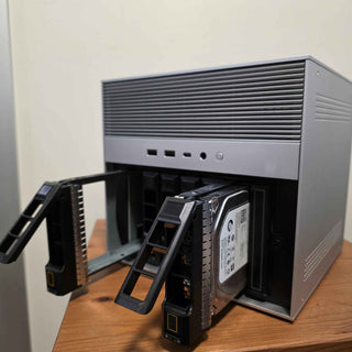 Capa de trabajo NVMe frente a un conjunto exclusivamente de HDD para imágenes de máquinas virtuales y bases de datos: ¿cuál mantiene una latencia predecible?