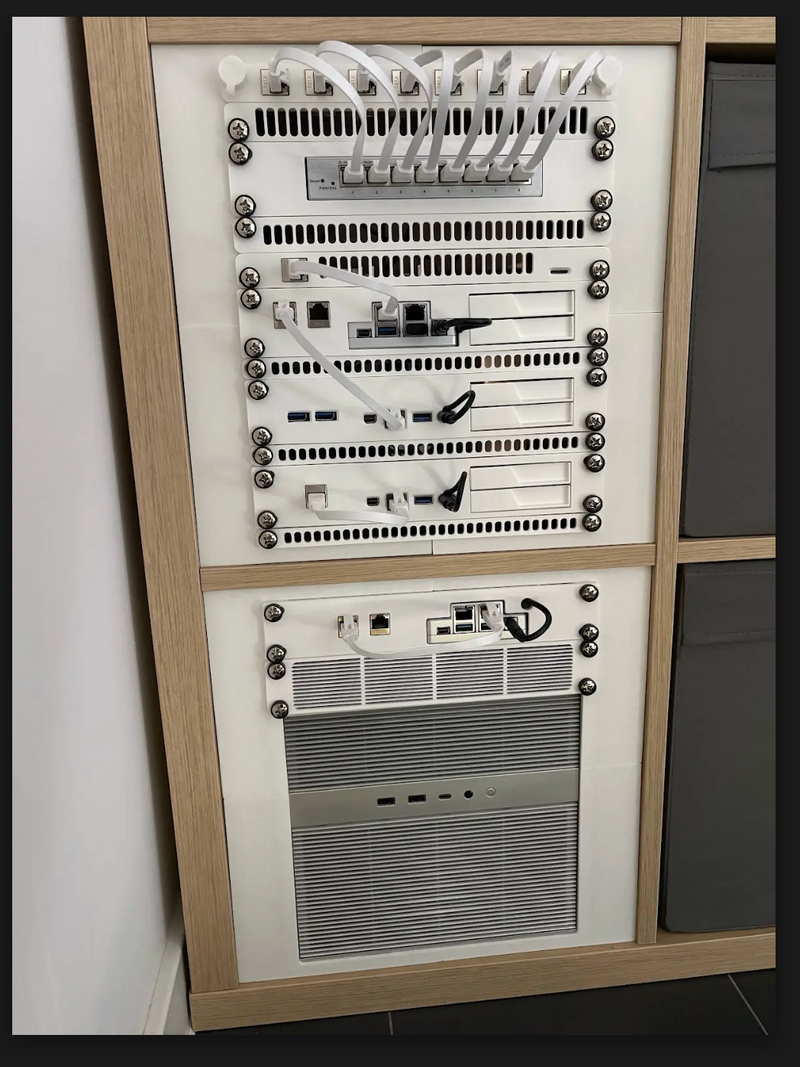 Vertikalt rackmonterat ZimaCube 2 smart hem- och övervakningssystem