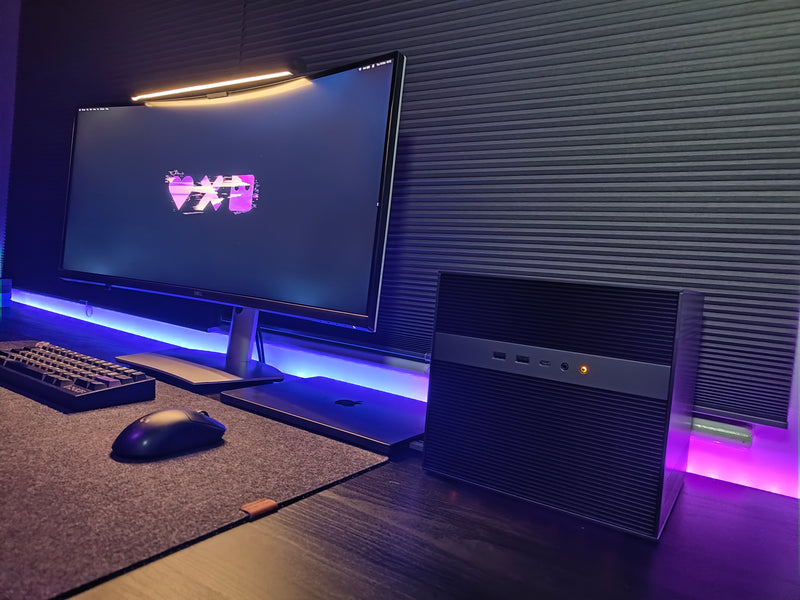 ZimaCube 2 skrivbords-mikrodatacenter med skärm och arbetsstation