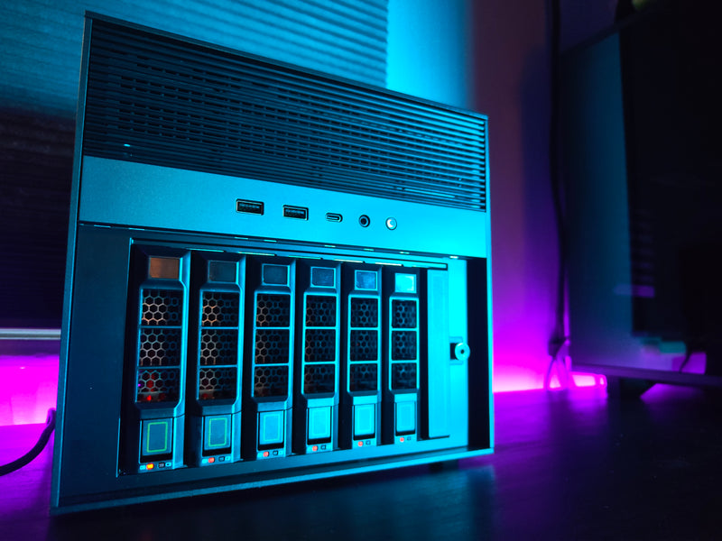 ZimaCube 2 internt vy med Intel Optane-enheter för cache