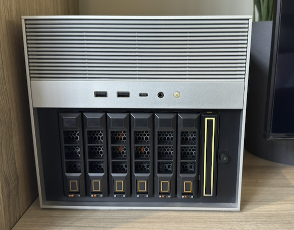 ZimaCube 2 frontmonterad enhetsplats för lagring och ZFS homelab