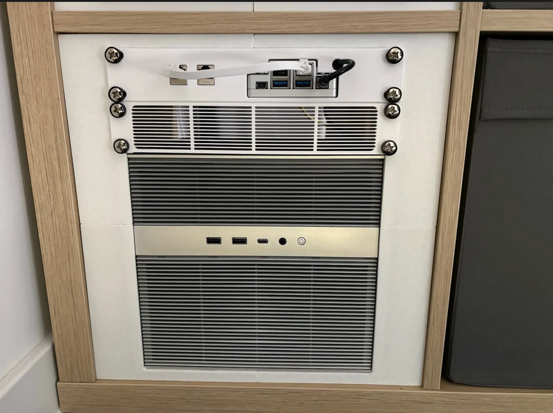 ZimaCube 2 installerad i ett anpassat lokalt AI- och smart hem-skåp