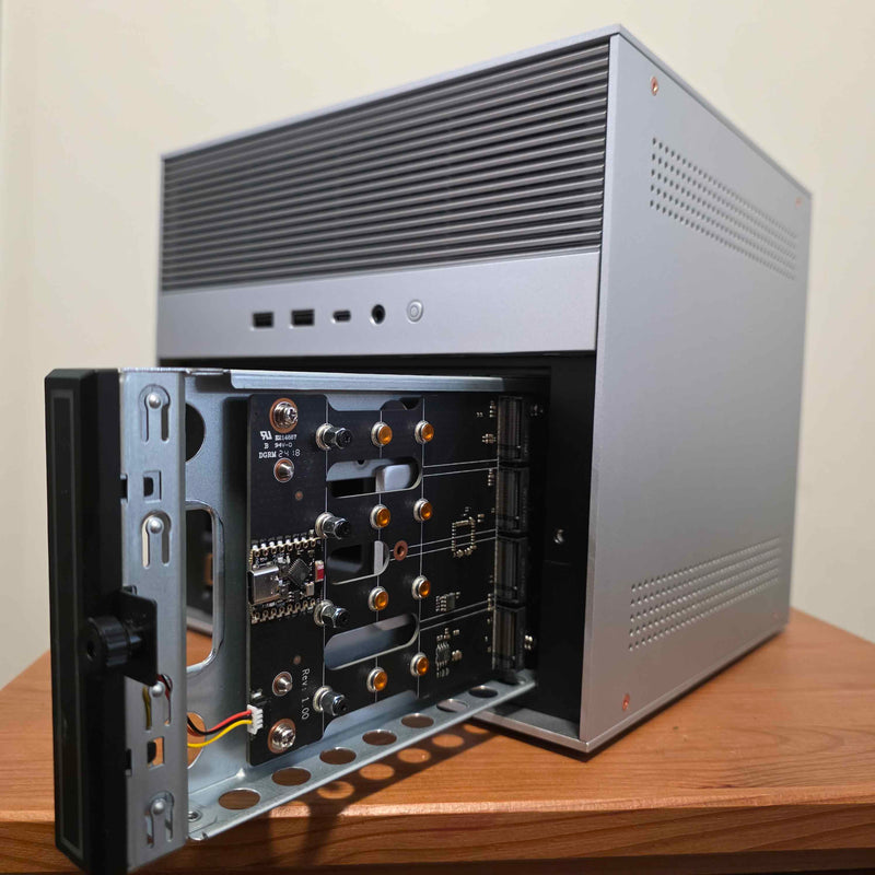 Sidovy av ZimaCube 2 ZimaOS homelab-uppsättning på ett skrivbord